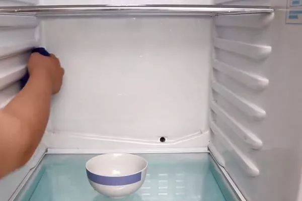 夏普冰箱漏水孔堵塞是怎么回事