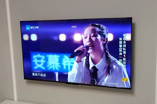 电视看一会就返回主界面怎么维修