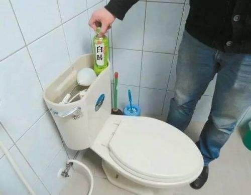 马桶堵了怎么办？家里没有疏通工具也没关系